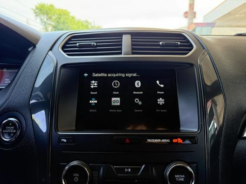 Used 2018 Ford Explorer XLT w/ Equipment Group 202A AWD/4WD image 35