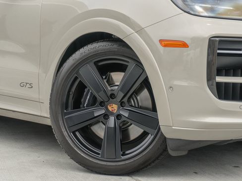 Used 2025 Porsche Cayenne GTS AWD/4WD image 32