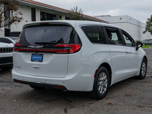 New 2026 Chrysler Pacifica Select image 5