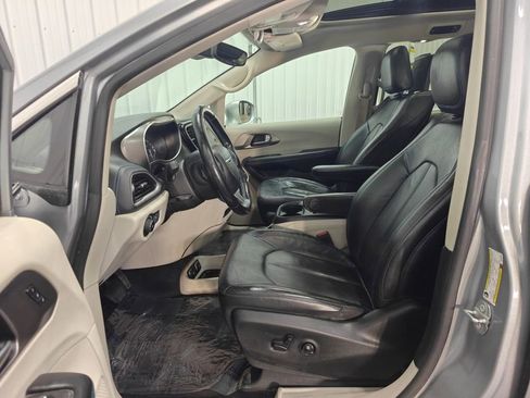 Used 2021 Chrysler Pacifica Touring-L w/ Uconnect Theater Family Group FWD image 34