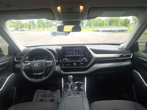 Used 2021 Toyota Highlander L FWD image 20