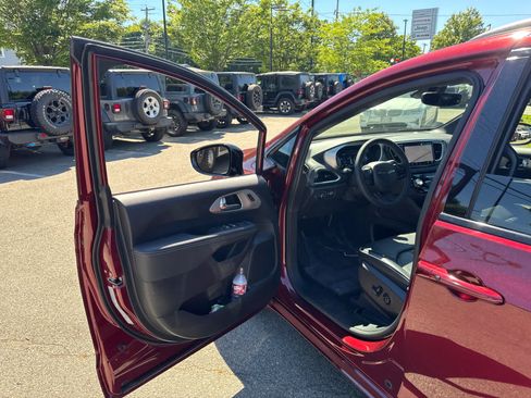 Used 2023 Chrysler Pacifica Limited w/ S Appearance Package FWD image 11