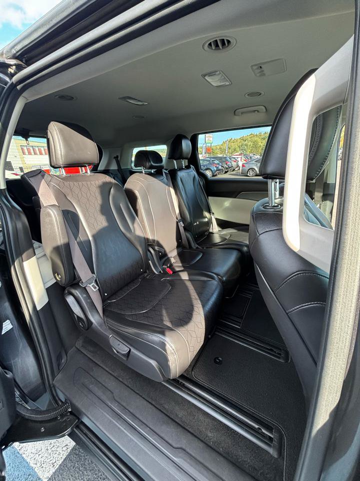 Used 2023 Kia Carnival LX FWD image 27