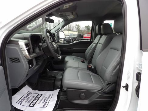 Used 2024 Ford F550 image 29