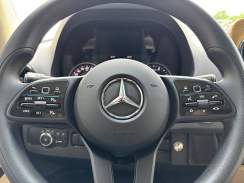 Used 2021 Mercedes-Benz Sprinter 2500 image 25