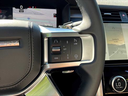 New 2025 Land Rover Discovery Dynamic SE image 18