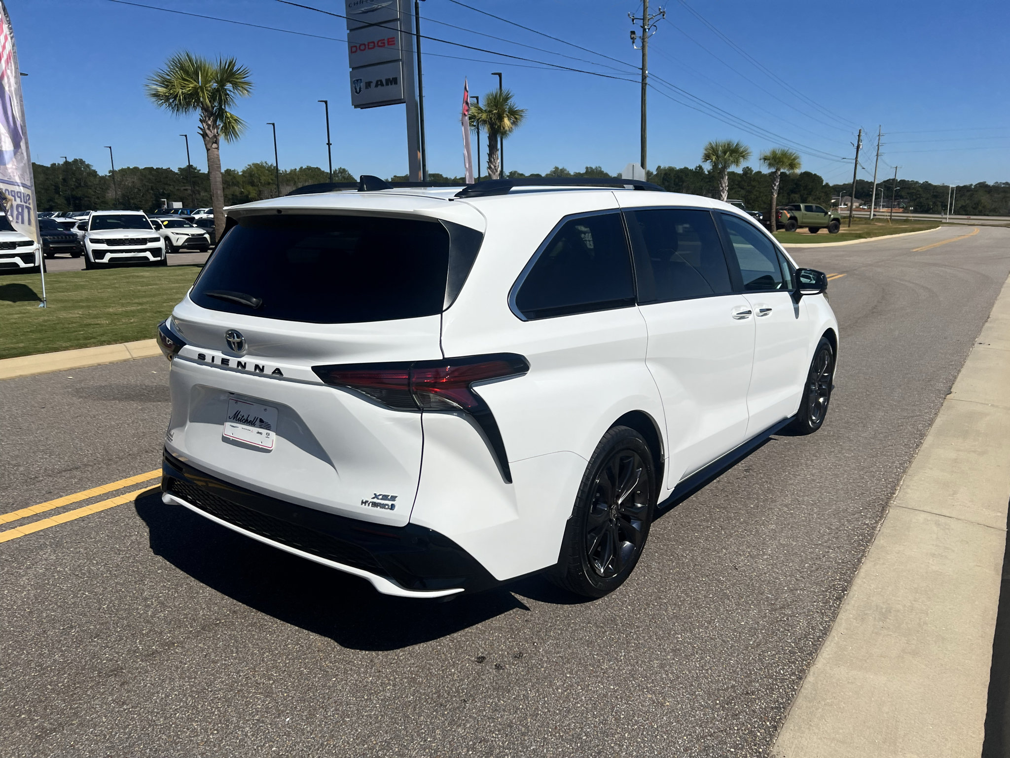 Used 2024 Toyota Sienna XSE w/ XSE Plus Package FWD image 5