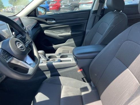 Used 2025 Nissan Altima 2.5 SV FWD image 9
