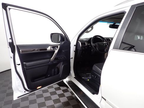 Used 2018 Lexus GX 460 w/ Preferred Accessory Package AWD/4WD image 22