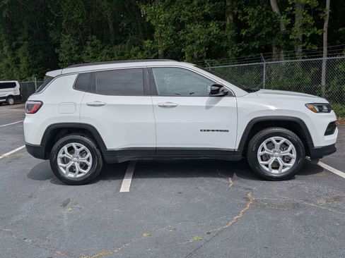 Used 2024 Jeep Compass Latitude AWD/4WD image 3