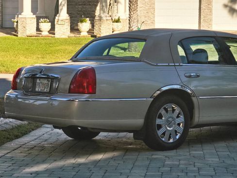 Used 2003 Lincoln Town Car Cartier image 6