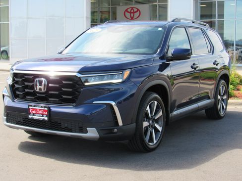 Used 2025 Honda Pilot Touring image 2