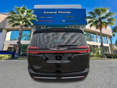 New 2026 Chrysler Pacifica Select image 6