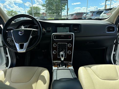 Used 2017 Volvo V60 T5 Premier w/ Convenience Package FWD image 3