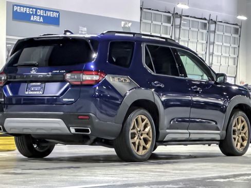 Used 2024 Honda Pilot Touring image 8