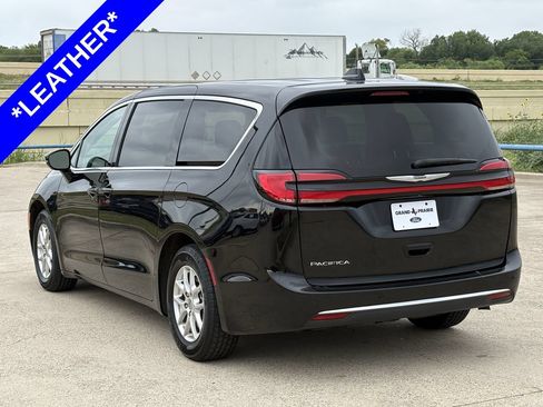 Used 2024 Chrysler Pacifica Touring-L FWD image 6