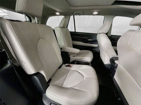 Used 2024 Toyota Grand Highlander AWD image 30