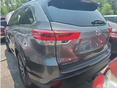 Used 2018 Toyota Highlander XLE AWD/4WD image 9