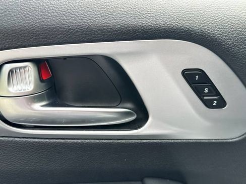 Used 2025 Chrysler Pacifica Limited FWD image 28