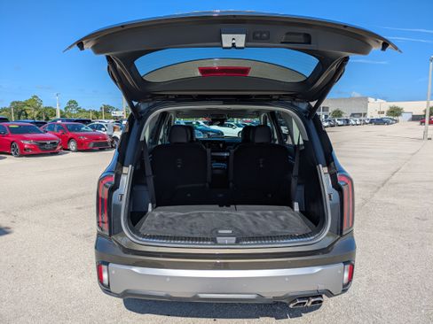 Certified 2025 Kia Telluride SX w/ SX Captain's Chair Package FWD image 33