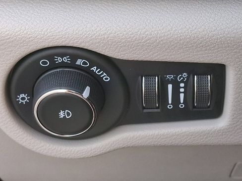 Used 2023 Chrysler Pacifica Touring-L FWD image 25