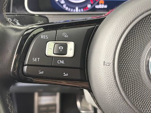 Used 2018 Volkswagen Golf R 4-Door AWD/4WD image 17