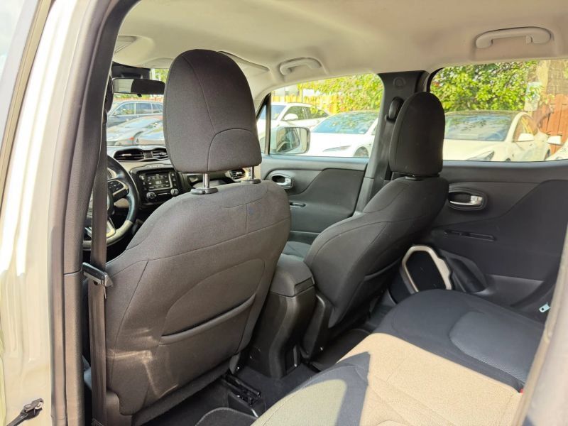 Used 2017 Jeep Renegade Latitude FWD image 17
