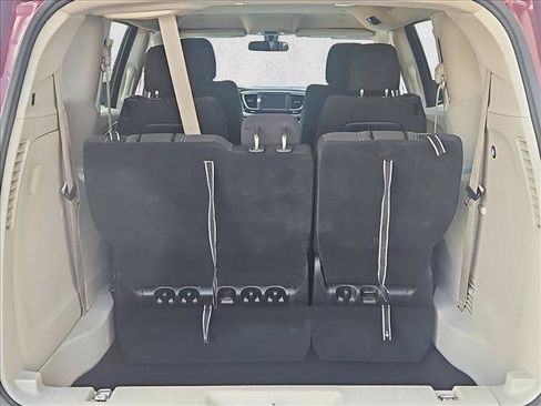 Used 2022 Chrysler Voyager LX FWD image 6