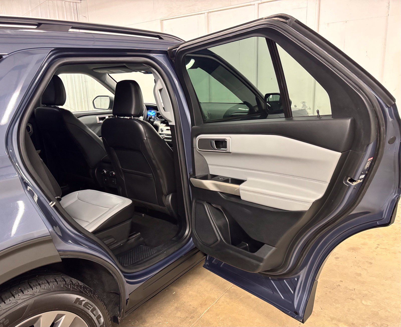 Used 2021 Ford Explorer XLT w/ Equipment Group 202A RWD image 19