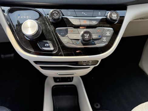 Used 2020 Chrysler Pacifica Touring-L w/ Tire & Wheel Group image 11