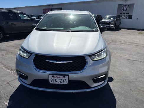 Used 2024 Chrysler Pacifica Limited FWD image 4
