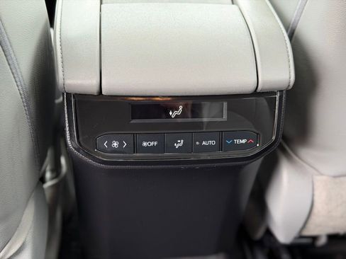 Used 2022 Toyota Highlander XLE AWD/4WD image 13