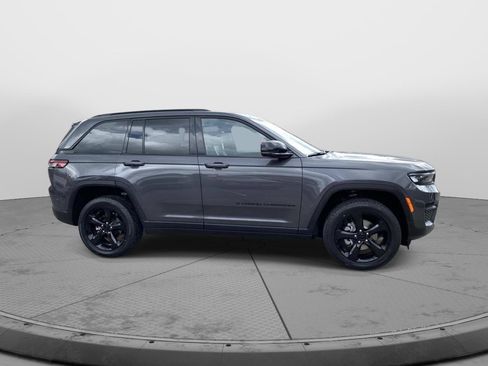 Used 2023 Jeep Grand Cherokee Altitude AWD/4WD image 5
