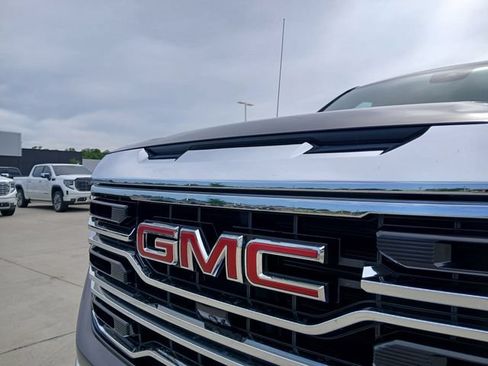 Used 2024 GMC Sierra 1500 SLT w/ SLT Premium Plus Package AWD/4WD image 9