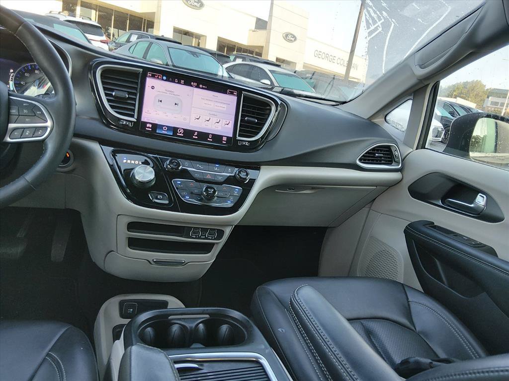 Used 2023 Chrysler Pacifica Touring-L FWD image 12