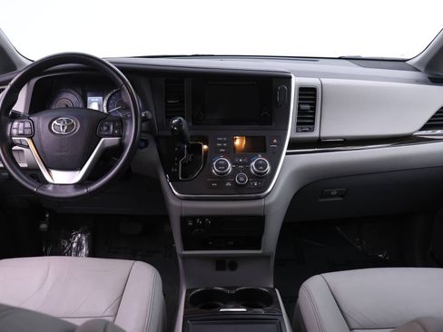 Used 2016 Toyota Sienna XLE image 4