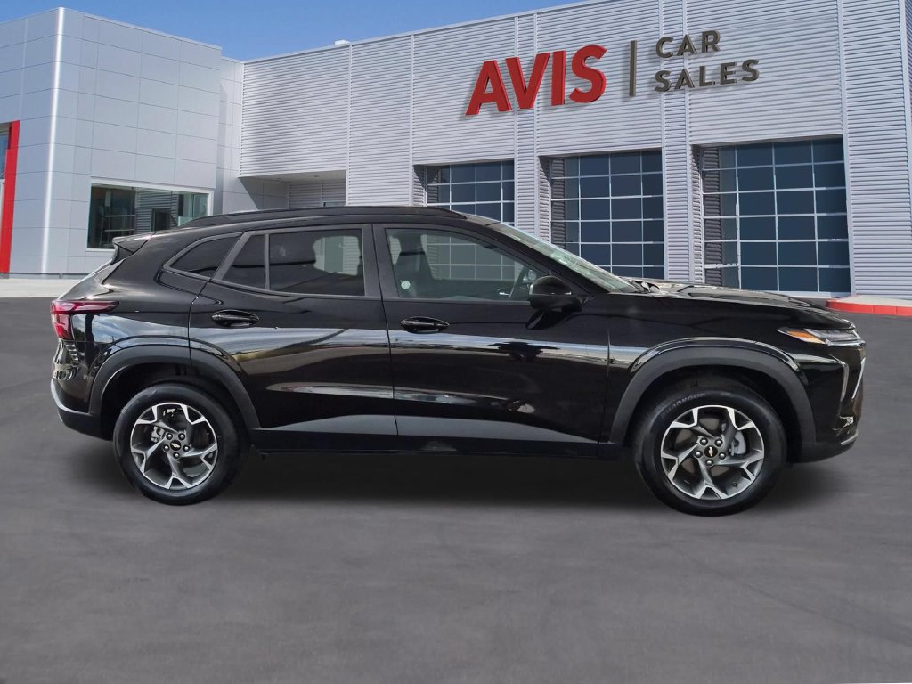 Used 2026 Chevrolet Trax LT FWD image 4