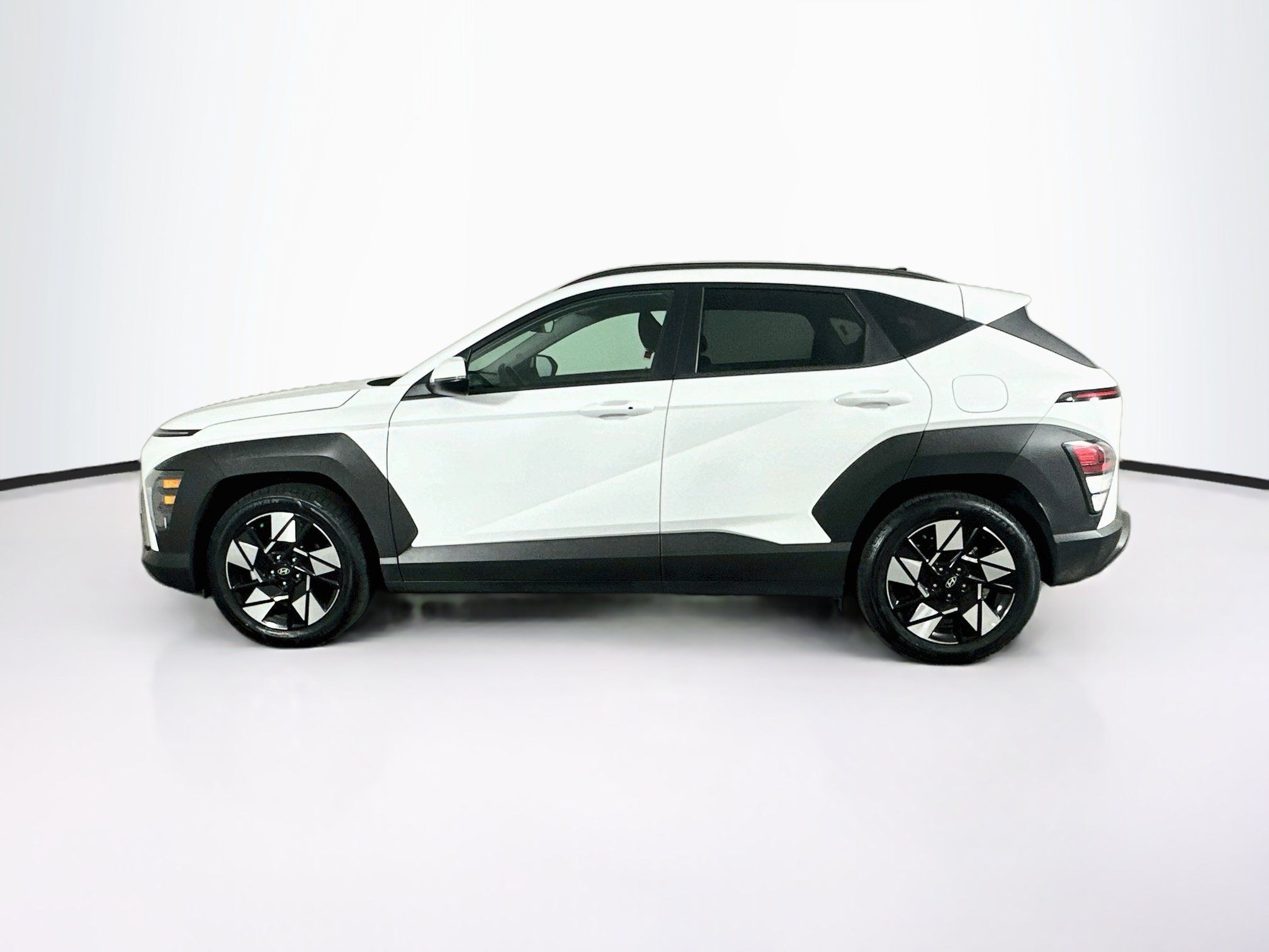 Used 2025 Hyundai Kona SEL FWD image 4