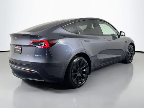Used 2022 Tesla Model Y Long Range image 6
