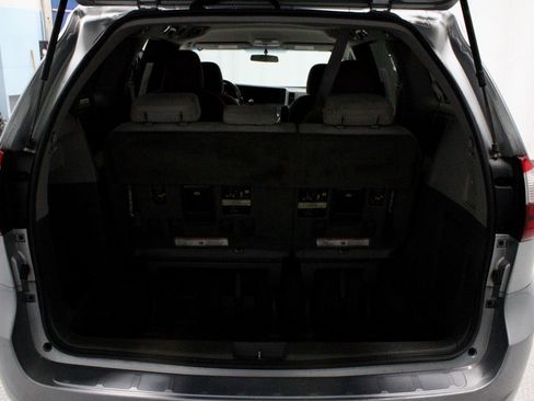 Used 2015 Toyota Sienna L image 12