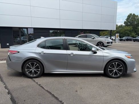 Used 2020 Toyota Camry SE FWD image 2