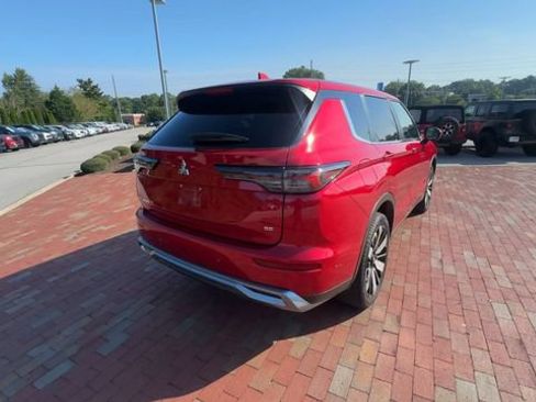 Used 2025 Mitsubishi Outlander SE FWD image 2