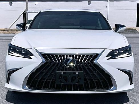 Used 2025 Lexus ES 300h Ultra Luxury w/ Accessory Package (Z2) FWD image 4