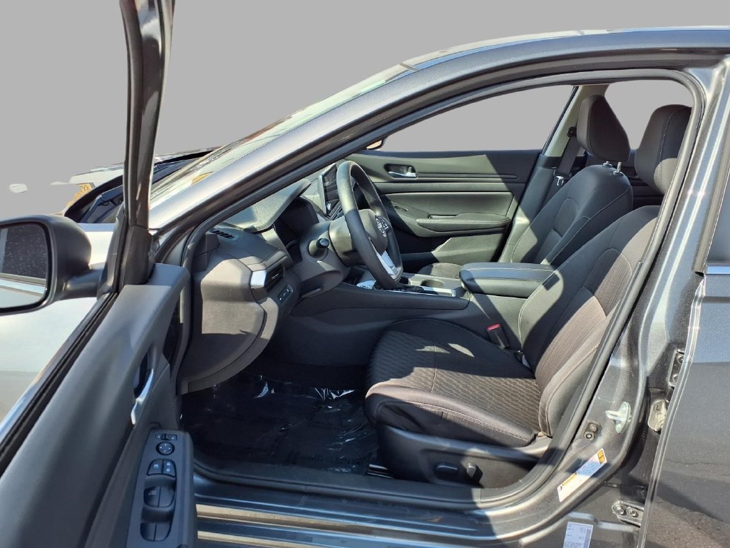 Used 2025 Nissan Altima 2.5 SV FWD image 21