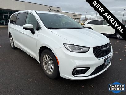 Used 2023 Chrysler Pacifica Touring-L