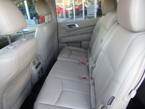 Used 2020 Nissan Pathfinder SL image 11