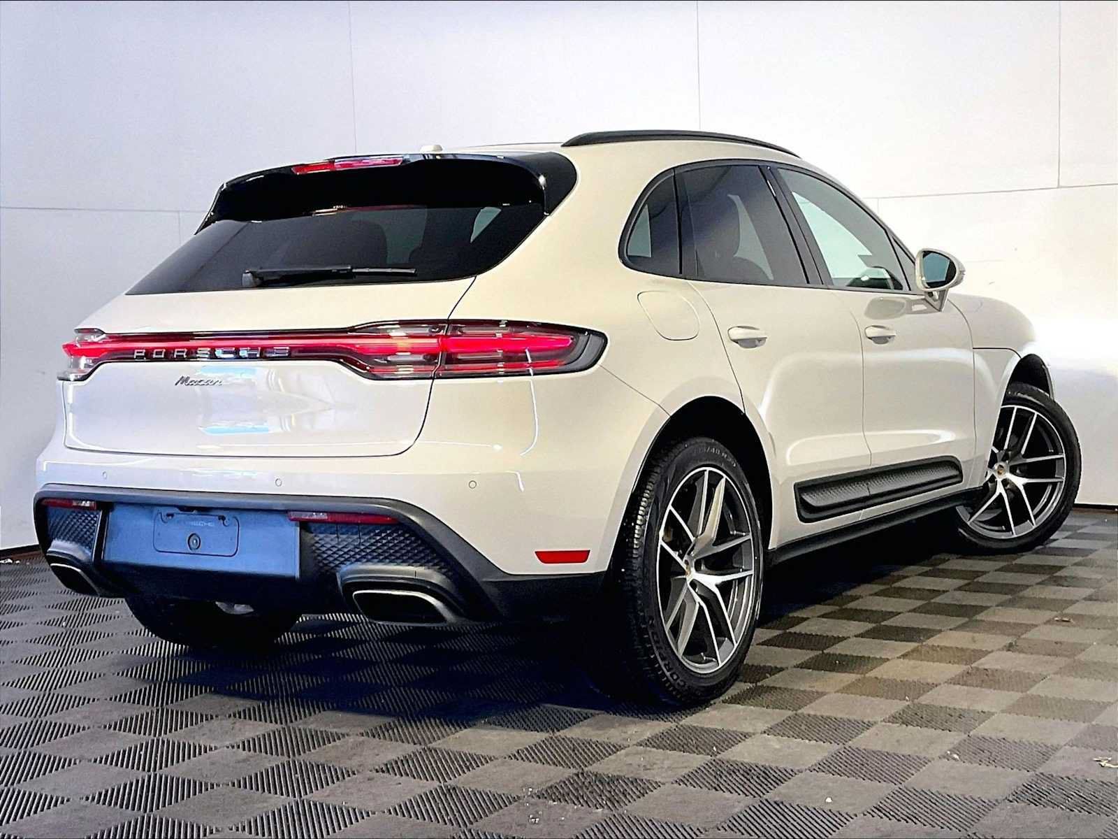 Certified 2023 Porsche Macan AWD/4WD image 7