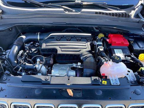 Certified 2022 Jeep Renegade Latitude w/ Convenience Group image 9