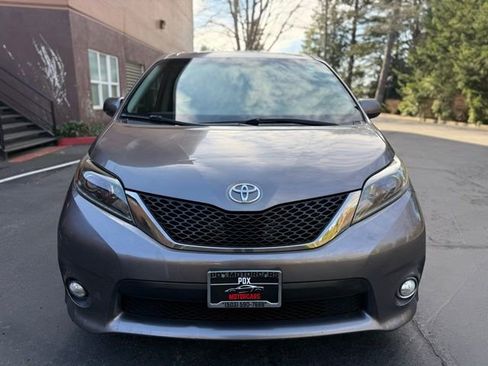 Used 2015 Toyota Sienna SE w/ SE Preferred Package image 2