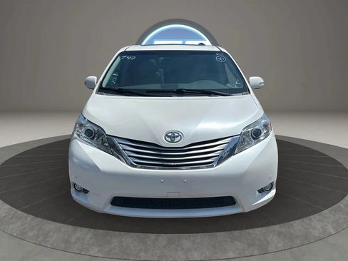 Used 2014 Toyota Sienna Limited w/ Limited Premium Package AWD/4WD image 5